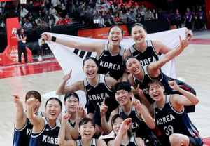 '223cm' Stood Firm Against China, Then Japan Too: Korean Women's Basketball Wins 'Touching Gold Medal' [Nagoya On-Site]