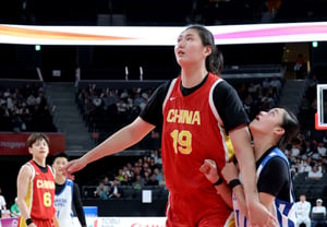 [De un vistazo] 'Participante en el partido por la medalla de bronce' Zhang Ziwei de China, de 2,23 m