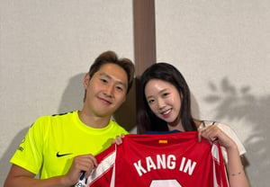 Ji Ye-eun, 'Dog-like' Lee Kang-in shares a sweet two-shot 'surprise'..♥Bata closes eyes