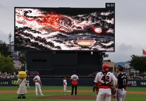 'How could this be?' LG's Go Woo-seok deployed as a high-leverage reliever in the 6th inning, but KIA's Lee Ui-ri was pulled with one out and bases loaded in the 9th. In the end, the Tigers emerged victorious... Finally, they launched a fierce '2nd game' chase!