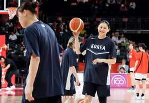 [One Quick Look] The momentum of the Chinese men's basketball team's gold medal is also with us, as a smile slowly spreads on Kang I-sul ahead of the decisive match against Japan.