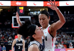 [Foto] Jin An, que intenta romper la defensa y recibe falta