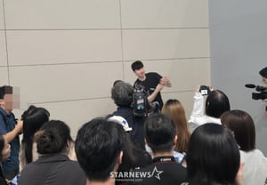 Lee Hyun-joong's departure path has completely changed! Surrounded by fans filling the airport, he said, "It feels less real than even a smiley face emoji; without you all, I wouldn't be here"... He provided fan service until the very last moment before heading to the U.S. [Incheon Field Report]