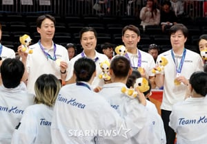 [フォト] 「コーチや監督に金メダルをかけて記念撮影をする」女子バスケットボール選手たち