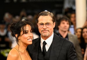 Brad Pitt, hướng tới người yêu kém 26 tuổi..Biểu hiện tình cảm ngày càng táo bạo [Vấn đề sao]