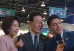 La frase de moda creada por V de BTS, "Mucho Picante", fue gritada también por el presidente Lee y su esposa en México [K-EYES]