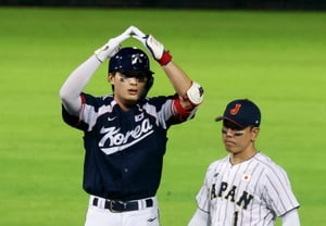 [Photo] 'Top of the second inning leadoff double' Yoon Dong-hee