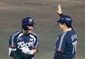 [Photo] Moon Hyun-bin, who delivered the first RBI in the top of the second inning
