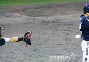 [Foto] Park Jun-soon se retira con un ponche en el «carril lleno, un out» del segundo inning inferior