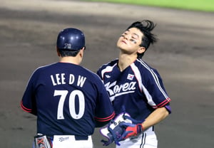 [Photo] Kim Do-young steps down with an infield grounder in the top of the second inning, two outs, bases loaded