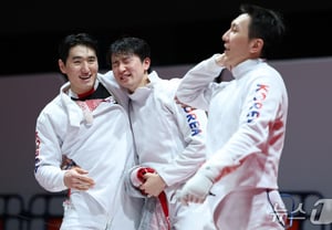 ¡Ay! El esgrimista masculino de espada que iba de 19:10 a 42:43 no pudo mantener su ventaja de 9 puntos y sufrió una derrota dolorosa ante Kazajistán... Perdió la medalla de oro por primera vez en 12 años [Aichi Nagoya AG]