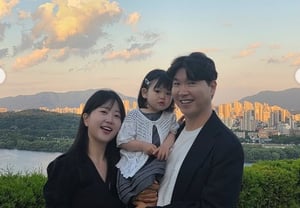 朴秀洪♥金多艺，飞机延误风波一个月后..重拾日常“长大的女儿”[Star Issue]