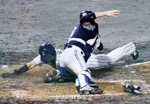 [One Quick Swipe] Failed Catch, '7th Inning Bottom Tying Run in Japan'