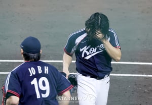 [One Quick Look] Tears or rainwater? "Allowing the tying run in the bottom of the 7th inning was too regrettable" — Kwak Bin