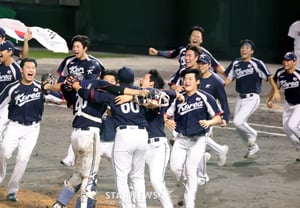 [De un solo golpe] ¡Todos, reúnanse en el montículo! «Si ganamos a Japón por 3-1, nos llevaremos la medalla de oro» — Corea del Sur