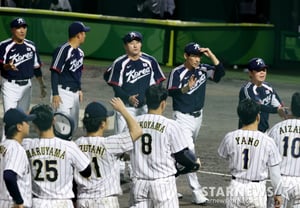 [一気に] 敗れた日本に礼を尽くす「野球代表チームの柳智賢監督と選手たち」