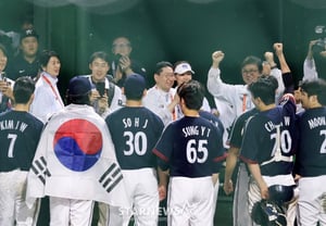 [Foto] Choi Hwi-yeong (Minister) y su grupo gritando «¡Fighting por Corea del Sur!»