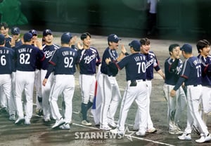 [Foto] El entrenador Ryu Ji-hyun y los entrenadores comparten un abrazo con los jugadores del equipo nacional de béisbol en el Haifa Ibb