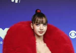 Лиса из BLACKPINK в прозрачном корсетном платье и красной шубе: захват VMA на красной дорожке [StarNews]