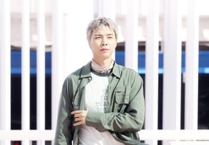 Johnny, departing for Paris [★Photo]