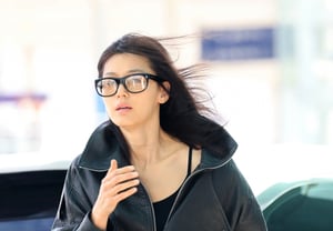 チョン・ジヒョン、すっぴんにレザージャケット..オールブラックの女神、パリ行 [スター・イシュー]