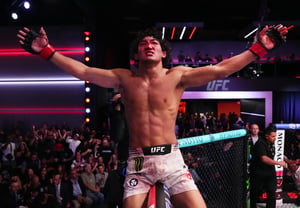 「新歴史」UFC 21歳ファイター、39歳ベテランを失神させた··· 「歴代級の乱打戦」スリリングなTKO勝利