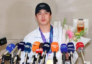 «(Kim) Do-young lo hará». El banquillo coreano, tambaleado por el rundown, se calmó con una sola palabra del capitán Noh Si-hwan... y luego Kim Do-young realmente resolvió la situación [en el aeropuerto de Incheon]