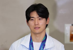 “别自责” 击出制胜安打后仍低头的金道永，挂着金牌说道：“昂首挺胸地回来了” [仁川机场现场]