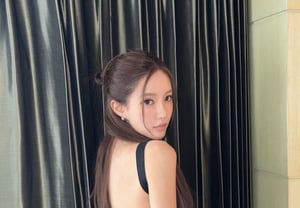 孝敏，秋天在哪里？在越南大胆露背 LINE