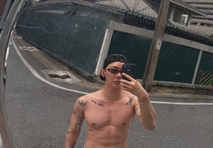 Cho Kwon, shirtless on Bangkok streets; abs split wide open leave fans 'shocked'