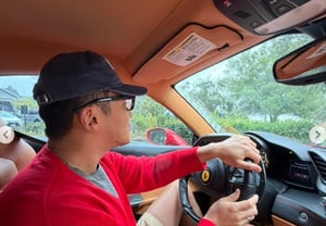 ティファニー、いいところに嫁いだね..スーパーカーを運転するビョン・ヨハン、背中のタトゥーでセクシーさUP
