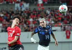 [Foto] Lee Jae-seong disputa un balón aéreo con Torreira