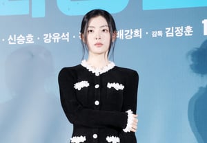 Bae Kang-hee, posing in a cold-looking stance [★Photo]