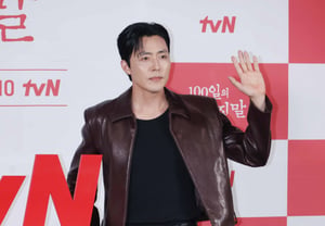 Lee Mu-seong, "Handshake That Captivates Hearts" [★Photo]
