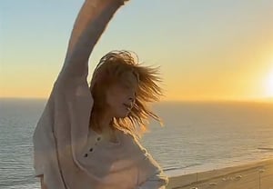 500万人が待ち望んだBTSジミンのTikTok初動画『Be Mine』···海辺の幻想的なパフォーマンス [K-EYES]