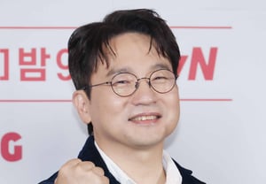 El director Yoo In-sik posa para la cámara en "La mentira de los 100 días" [★Foto]