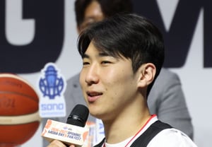 [フォト] ムン・ジョンヒョン「長いか短いかは比べてみないとわからない」