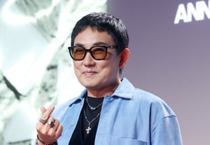 デビュー40周年のイ・スンチョルの最近のポーズ [★フォト]