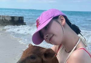 Karina,以令人屏息的比基尼展现火辣女孩气场……大胆的泳装身姿
