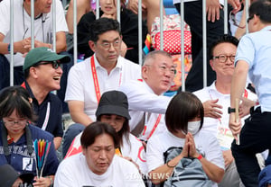 [Ảnh] 'Bắt tay với trưởng làng vận động viên Kim Taek-su' Chủ tịch Yang Gung-hyeop-hoe (Chairman) của Hiệp hội B