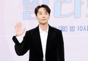 Roy Kim, eye-catching red pants [★Photo]