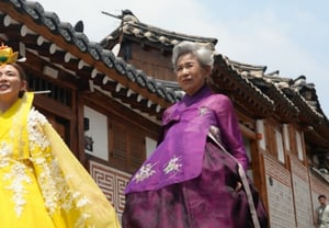 矢野志保，与酷似自己的母亲身着韩服漫步北村……吸引游客排起长队 [《新品上市 美味坊》]
