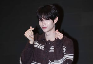 CLOSE YOUR EYES' Kim Seong-min 'Cute Hand Heart' [★Photo]
