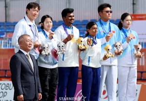 [Foto] 'La pareja de Park Jung-yun y Choi Yong-hee, medallistas de plata en arco compuesto de tiro con arco', tiempo para fotos con Jeong Ui-seon (Chairman)