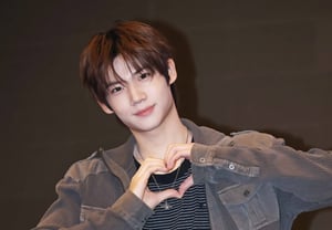 CLOSE YOUR EYES' Kenshin Makes a Cute Hand Heart [★Photo]