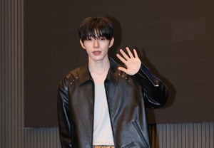 CLOSE YOUR EYES' Seo Kyung-bae: "Handshake that captures hearts" [★Photo]
