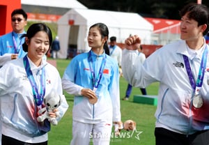 [Quick Recap] 'Cheering for the cheering squad, clenching both fists' Archery Compound Silver Medalists Park Jung-yoon and Choi Yong-hee