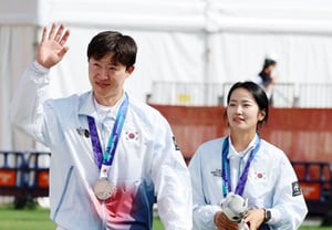 [Photo] Choi Yong-hee waves back to cheering fans