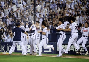 Like a miracle, 'and' Doosan's fall baseball berth too! A 9th-inning walk-off comeback drama — now eyeing 4th-place KIA [Jamsil on-site review]