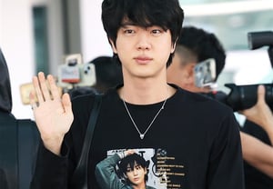 BTS ジン、手に負えない「弟への本気の愛」···ジョングクの顔と胸に刻まれた空港ファッション [K-EYES]